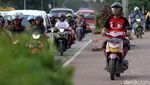Pemotor Rebut Hak Pejalan Kaki di Jembatan Ampera