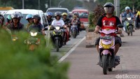 Pengendara motor melanggar lalu lintas dengan melintas di trotoar kawasan Jembatan Ampera, Palembang, Sumatera Selatan, Senin (20/11/2017).