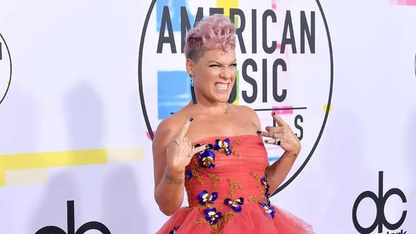 Penampilan Seksi Para Seleb di AMAs 2017 Penampilan Seksi Para Seleb di AMAs 2017