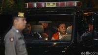 Foto: Turun dari Mobil, Setya Novanto lalu menggunakan ke kursi roda. Dia lalu dibawa masuk ke gedung KPK. (Grandyos Zafna/detikcom)