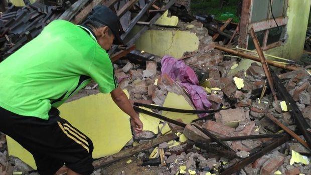 Di tempat ini Nenek Lasiem terjatuh tertimpa material bangunan 
