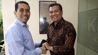 Kamrussamad (kiri) disambut oleh Lukman MaLanuang, Demisioner ketua Departemen ESDM Majelis Nasional KAHMI. Pool/KAHMI.