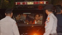 Foto: Setya Novanto ditahan terkait kasus dugaan kasus korupsi e-KTP. Setalah diperiksa di RSCM, Setya Novanto dibawa ke KPK dengan mobil. (Grandyos Zafna/detikcom)