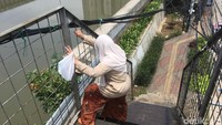 Foto: JPO tersebut menjadi akses warga untuk menuju Stasiun Kampung Bandan atau dari Stasiun Kampung Bandan menuju Ancol. Letaknya persis di sebelah WTC Mangga Dua. (Indra-detikcom)