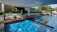 Rumah Setya Novanto yang berada di Kupang terlihat sangat mewah. Tampak ada kolam renang dalam rumah tersebut. (Dok.Tabloid Bintang)