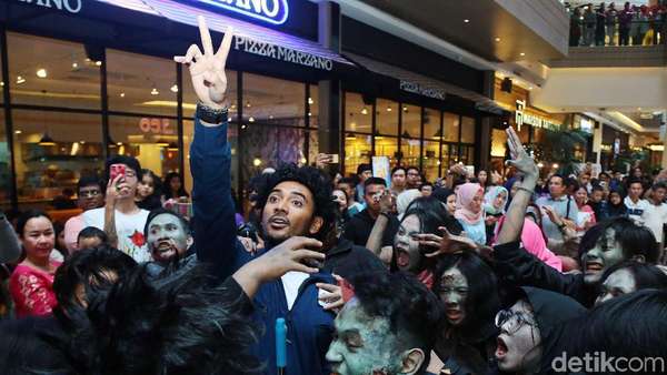 Aksi 5 Cowok Jagoan Melawan Zombie Aksi 5 Cowok Jagoan Melawan Zombie