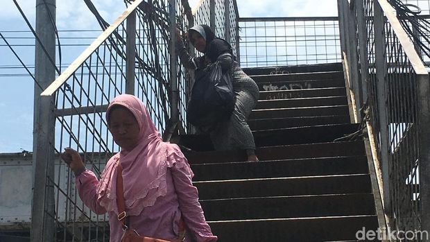 JPO Akses Stasiun Kampung Bandan Bolong, Warga Susah Melintas