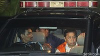 Foto: Setya Novanto dibawa ke rutan KPK setelah sebelumnya sempat dirawat di RSCM Kencana. Tak ada lagi penutup di kepala Novanto. (Grandyos Zafna/detikcom)