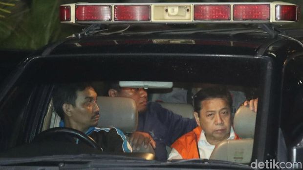 Setya Novanto tiba di Gedung KPK naik mobil tahanan