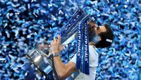Dimitrov mencium trofi ATP Finals. Tony OBrien/Reuters.