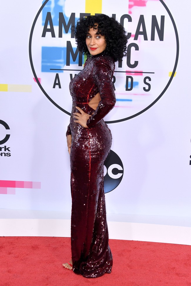 Tracee Ellis Ross memamerkan lekuk tubuhnya di balik gaun sequin bernuansa burgundy dari Stella McCartney. Foto: Dok. Getty Images