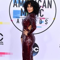 Tracee Ellis Ross memamerkan lekuk tubuhnya di balik gaun sequin bernuansa burgundy dari Stella McCartney. Foto: Dok. Getty Images