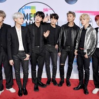 Rap Monstar terlihat tampil dengan jaket kulit berkancing. Suga memilih jas hitam dengan lapel minimalis yang dipadukan dengan atasan putih. J-Hope dan V tampil unik dengan jas ala cheongsam.Foto: Getty Images