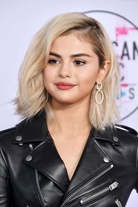 Butuh Waktu Selama Ini Untuk Dapatkan Rambut Pirang Ala Selena Gomez