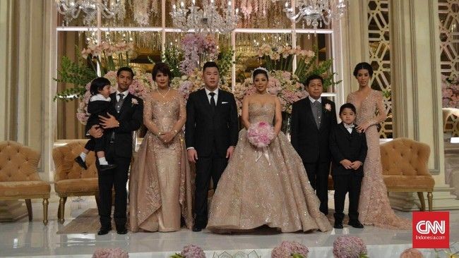 Inilah Dwina Michaella, putri Setya Novanto dari mantan istrinya, Luciana Lily Herliyanti. Dwina pernah mencuri perhatian publik ketika pesta pernikahannya digelar mewah di Hotel Mulia pada 2015. Foto: Dok. CNN Indonesia