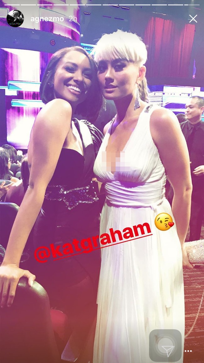 Agnez Mo juga berjumpa dengan bintang The Vampire Diaries, Kat Graham, di acara American Music Awards yang digelar di Los Angeles, California, Minggu (19/11/2017) malam. Foto: Instagram