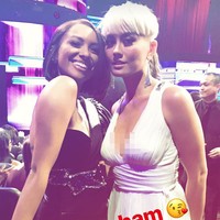 Agnez Mo juga berjumpa dengan bintang The Vampire Diaries, Kat Graham, di acara American Music Awards yang digelar di Los Angeles, California, Minggu (19/11/2017) malam. Foto: Instagram
