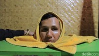 Salah satu pengunjung yang sedang menjalani terapi Leuhang. Hanya tampak bagian kepalanya saja, sedangkan badannya diasapi di dalam kotak (Wisma/detikTravel)
