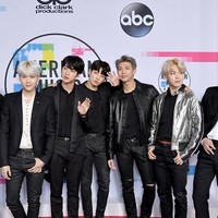 Kehadiran grup vokal yang beranggotakan tujuh personil ini menjadi penampilan kedua mereka di acara penghargaan musik Amerika. Sebelumnya, BTS juga sempat jadi sorotan dan menghebohkan penggemar saat hadir di Billboard Music Awards pada Mei lalu. Foto: Getty Images