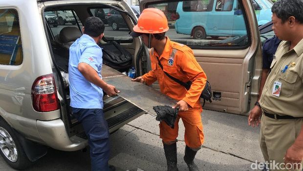  Petugas mulai memperbaiki JPO Kampung Bandan yang berlubang, Selasa (21/11/2017)