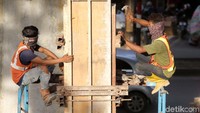 Pekerja melakukan proses pembangunan Light Rail Transit (LRT) di Kawasan Jembatan Ampera, Palembang, Sumatera Selatan.