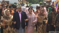 Kahiyang masuk sambil bergandengan tangan dengan Bobby.