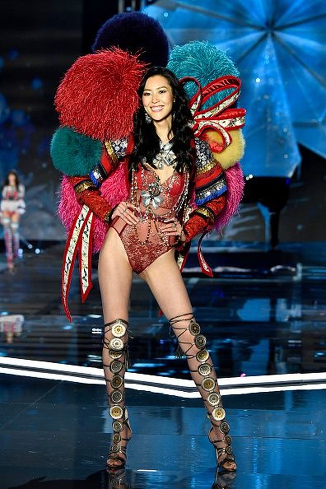 Liu Wen adalah wanita Asia pertama yang pernah berjalan di fashion show Victorias Secret dan menjadi salah satu model langganan. Dalam kesempatan keenamnya ini, Liu Wen didaulat mengenakan lingerie merah bersayap bulu-bulu. Foto: Getty Images
