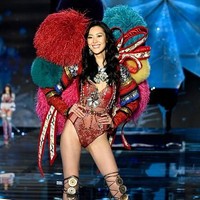 Liu Wen adalah wanita Asia pertama yang pernah berjalan di fashion show Victorias Secret dan menjadi salah satu model langganan. Dalam kesempatan keenamnya ini, Liu Wen didaulat mengenakan lingerie merah bersayap bulu-bulu. Foto: Getty Images