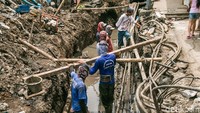 Galian kabel yang sedang dikerjakan para pekerja.