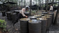 Polisi hutan melakukan pengecekan sumur ilegal.