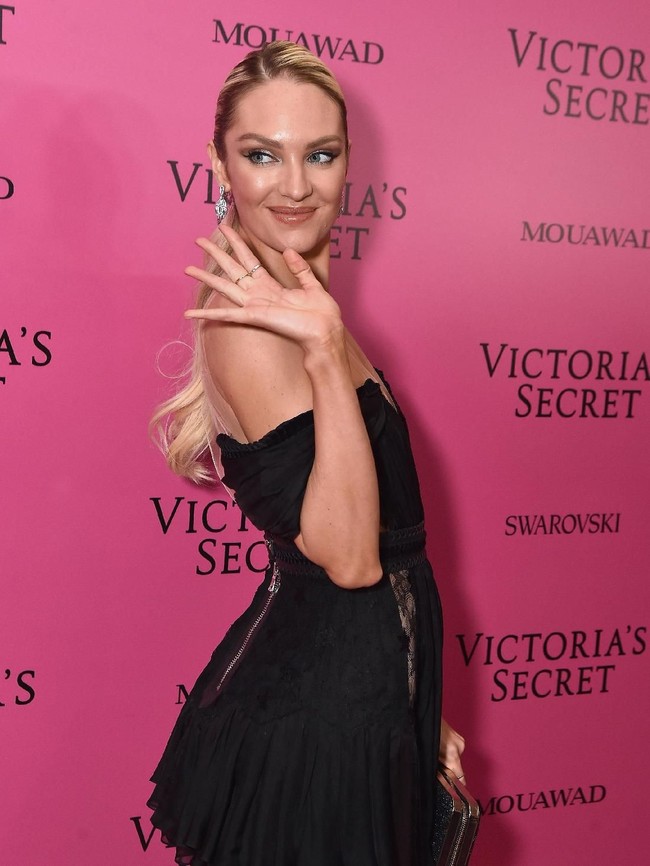 Candice Swanepoel tentu melakukan usaha keras untuk mendapatkan perut rata setahun setelah melahirkan. Dia rutin melakukan pilates dan planking. Foto: Matt Winkelmeyer/Getty Images for Victorias Secret