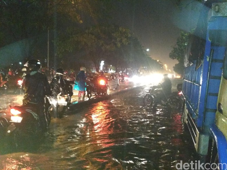 Akses Gedebage Bandung Lumpuh Terendam Banjir Akses Gedebage Bandung Lumpuh Terendam Banjir