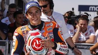Tombol power (on) terlihat di bagian atas helm. Helm ini memberi Marquez keberuntungan di MotoGP Aragon, di mana dia jadi pemenang dua kali dengan helm ini. (boxrepsol.com)