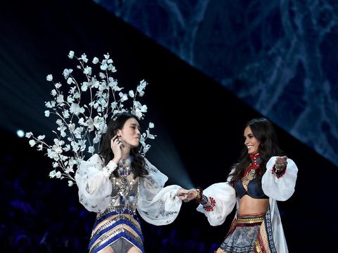Fallen Angel, Model asal China Terjatuh Saat Fashion Show Victoria's Secret