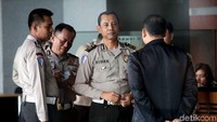 Tim dari Ditlantas Polda Metro Jaya menyambangi gedung KPK untuk meminta keterangan dan memeriksa Setya Novanto terkait kecelakaannya itu.