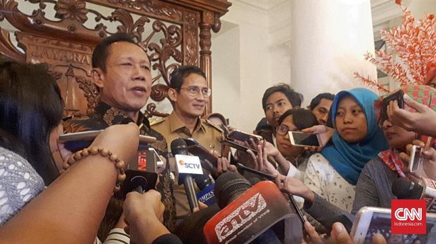Mantan Gubernur DKI Jakarta Sutiyoso alias Bang Yos, didampingi oleh Sandiaga Uno, di Balai Kota, beberapa waktu lalu.