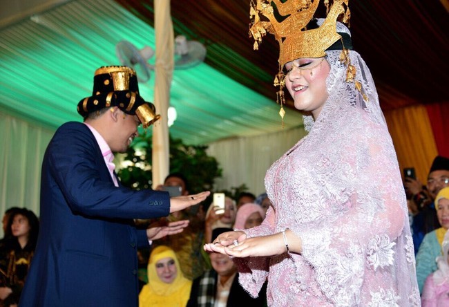 Masih dalam prosesi adat Batak Mandailing, Kahiyang tampil unik saat bermahkotakan bulang, hiasan kepala pengantin wanita Batak Mandailing. Foto: Media Center Kahiyang-Bobby
