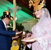 Masih dalam prosesi adat Batak Mandailing, Kahiyang tampil unik saat bermahkotakan bulang, hiasan kepala pengantin wanita Batak Mandailing. Foto: Media Center Kahiyang-Bobby