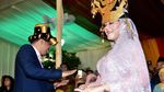 Lirikan Bobby Nasution ke Kahiyang Saat Manortor Berdua