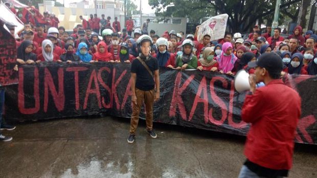 Mahasiswa Unhas Tuntut Setnov Mundur dari Ketua DPR