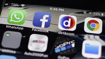 Catat hal penting. Di masa awal pengembangan WhatsApp, seringkali aplikasi tersebut tiba-tiba mati atau hang. Sambil mengatasi masalah itu, Koum mencatat hal penting di notebook era Soviet yang dia bawa selama bertahun-tahun. Notebook tersebut berisi proyek-proyek penting hasil pemikirannya. Foto: Rachman Haryanto/detikcom