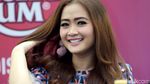 Senyuman Vega Darwanti
