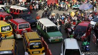 Kawasan ini juga sering macet total karena banyaknya pedagang kaki lima yang turun ke jalan untuk berjualan.