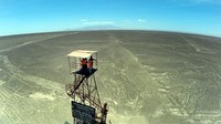 Traveler bisa juga menikmati Nazca Lines tanpa ikut paket tur alias gratisan. Caranya dengan naik ke atas menara pandang. Tapi pemandangannya terbatas. Nazca Lines benar-benar jadi misteri belum terpecahkan yang mengagumkan! (Getty Images)