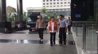 Dia berjalan sambil dituntun. Foto: Nur Indah Fatmawati/detikcom