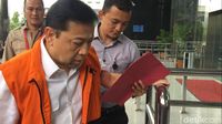 Novanto saat masuk ke Gedung Merah Putih menjalani pemeriksaan hari ini.