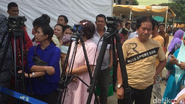 Antusiasme Warga Lihat Prosesi Pemberian Marga Siregar ke Kahiyang