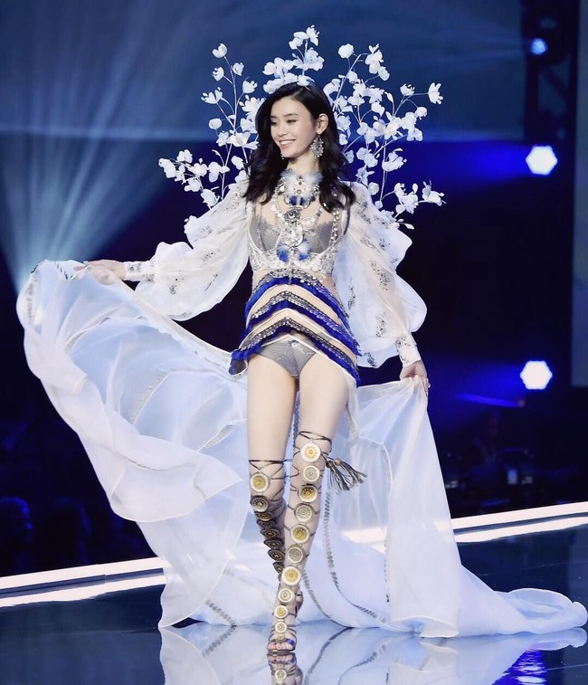 Ditemui setelah insiden itu malam harinya, Ming Xi mengungkapkan perasaannya. Inilah hdup, aku harus berusaha menghadapinya, ujarnya yang dikutip dari WWD. Foto: (@mingxi11/Instagram)