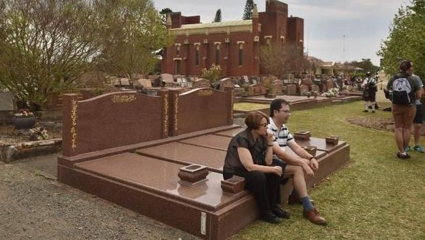 Wisatawan yang tengah santai di kuburan (Peter Parks/AFP)