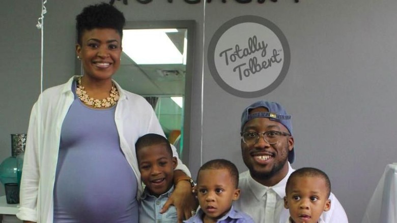 Unik Deh! Bunda Ini Punya 1, 2, dan 3 Anak Berurutan (Foto: Facebook/ Nia Tolbert) Unik Deh! Bunda Ini Punya 1, 2, dan 3 Anak Berurutan (Foto: Facebook/ Nia Tolbert)